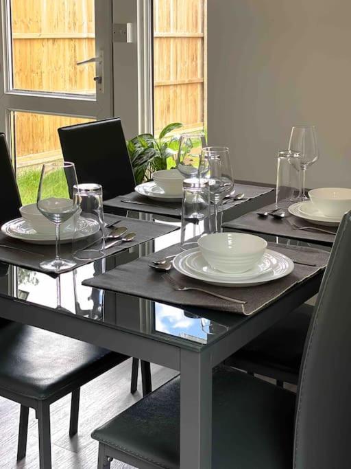 Modern Flat Near Train Station With Free Parking Daire CBG Dış mekan fotoğraf