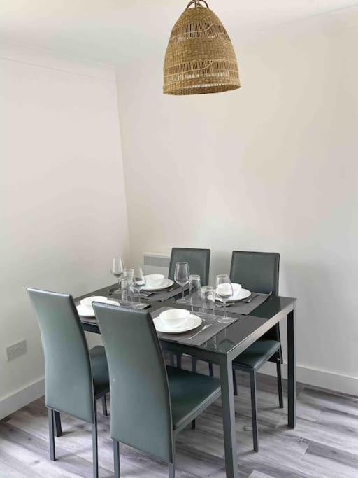 Modern Flat Near Train Station With Free Parking Daire CBG Dış mekan fotoğraf