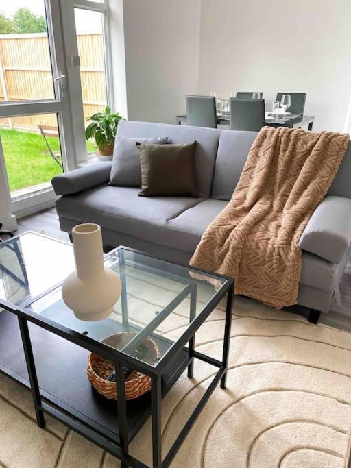 Modern Flat Near Train Station With Free Parking Daire CBG Dış mekan fotoğraf