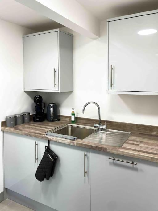 Modern Flat Near Train Station With Free Parking Daire CBG Dış mekan fotoğraf